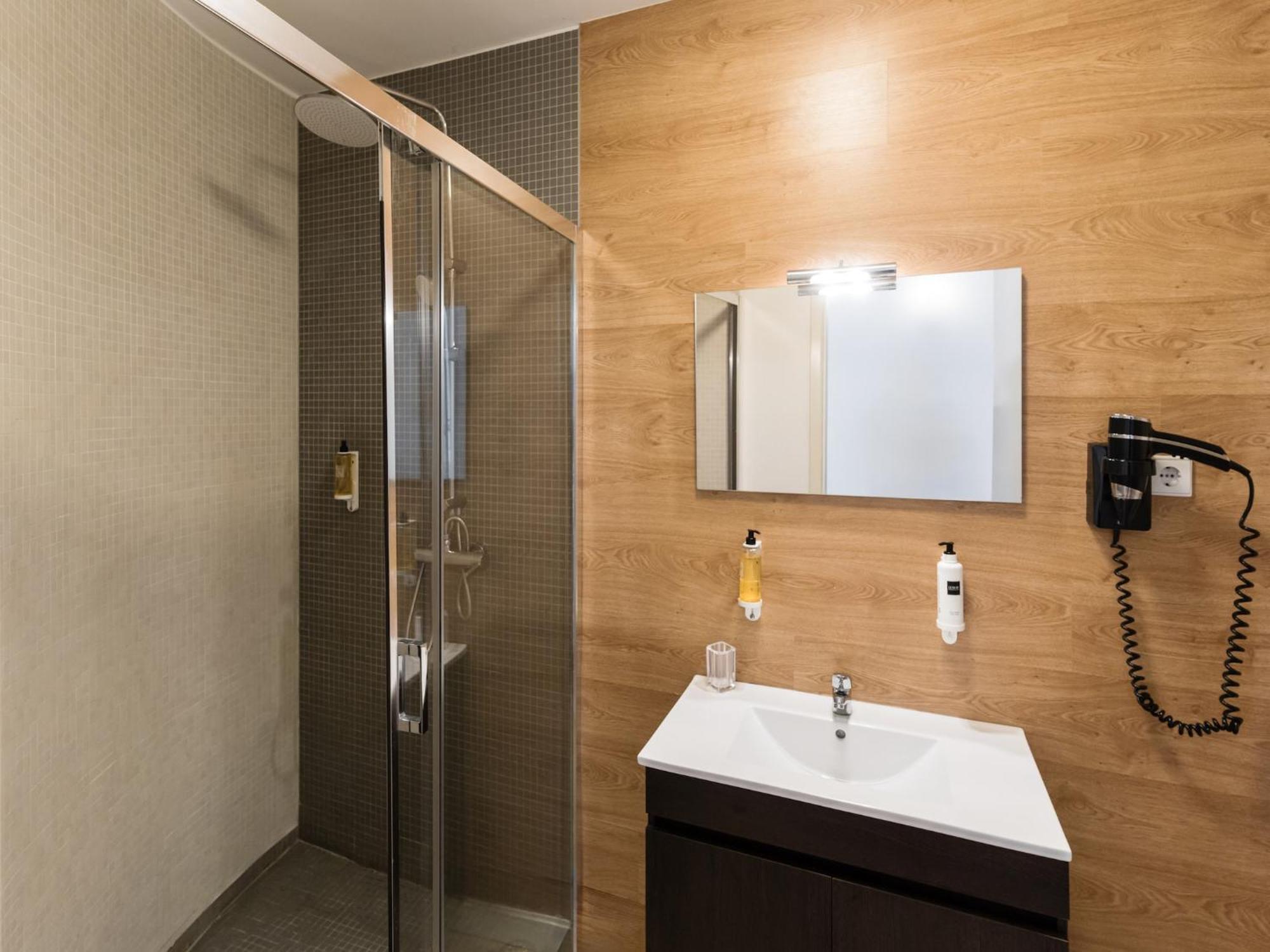 Modern For 13 Guests
