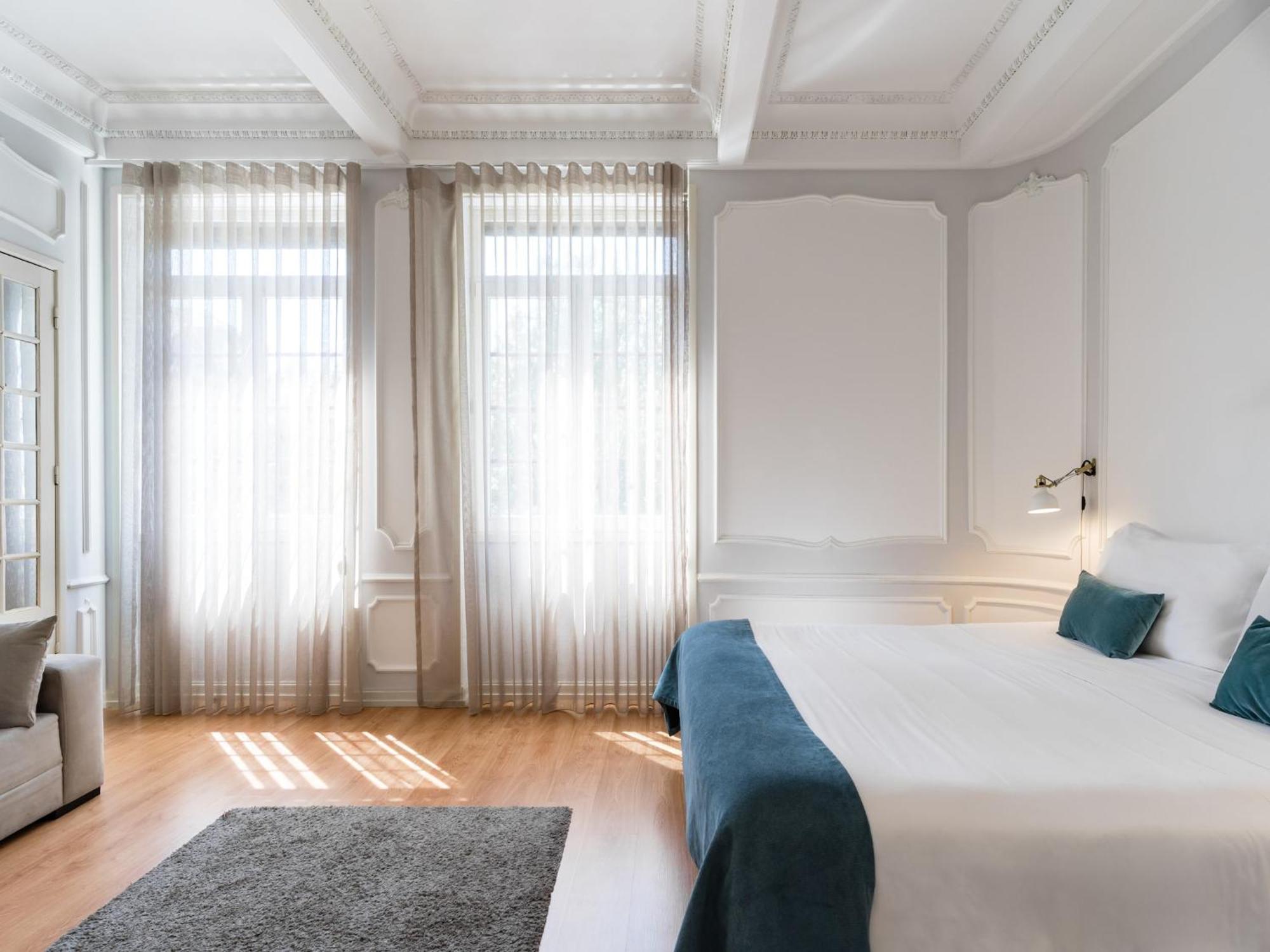 Modern For 13 Guests